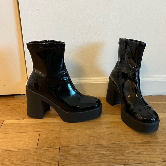 Steve Madden Glossy Vegan Leather Chunky Black Heeled Boots - Picture 3 of 6